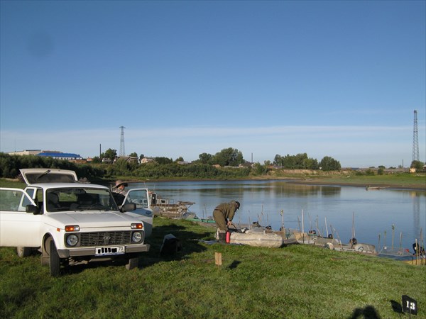 Приехали на лодочную станцию в Парабель